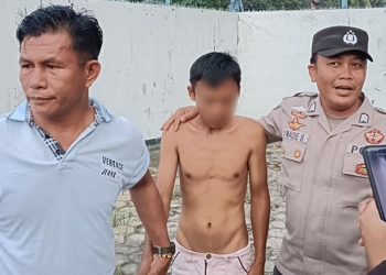 Personel Polri/TNI berhasil membujuk IA turun setelah sebelumnya memanjat tower Telkom di Kecamatan Randangan, Kabupaten Pohuwato