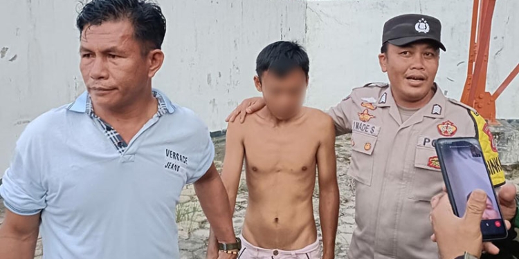 Personel Polri/TNI berhasil membujuk IA turun setelah sebelumnya memanjat tower Telkom di Kecamatan Randangan, Kabupaten Pohuwato