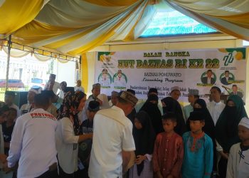 Bupati Pohuwato, Saipul Mbuinga, Didampingi Ketua Baznas Pohuwato, Daiman Ali, Memberikan Santunan Kepada Anak Yatim, Rabu 25/01/2023 (Yusuf/Gopos)