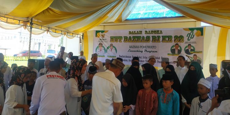 Bupati Pohuwato, Saipul Mbuinga, Didampingi Ketua Baznas Pohuwato, Daiman Ali, Memberikan Santunan Kepada Anak Yatim, Rabu 25/01/2023 (Yusuf/Gopos)