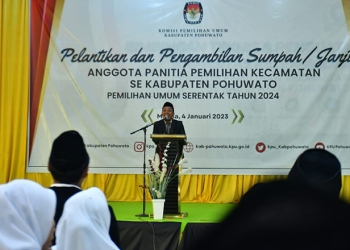 Ketua KPU Pohuwato, Rinto Ali, Saat Memberikan Sambutan Pelantikan PPK Pohuwato, di Gedung Panua Pohuwato, Rabu 04/01/2023 (Istimewa)