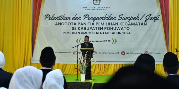 Ketua KPU Pohuwato, Rinto Ali, Saat Memberikan Sambutan Pelantikan PPK Pohuwato, di Gedung Panua Pohuwato, Rabu 04/01/2023 (Istimewa)