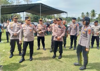 Capt Foto : Kapolres Bone Bolango, AKBP Muhammad Alli saat mendampingi Kapolda Gorontalo, Irjen Pol Helmy Santika dalam memantau jalannya Pilkades serentak, Senin (23/1/2023). (Foto Humas Polres Bone Bolango