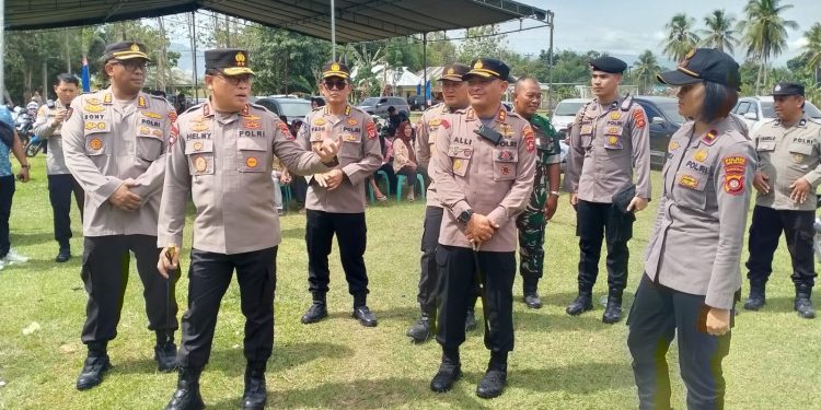 Capt Foto : Kapolres Bone Bolango, AKBP Muhammad Alli saat mendampingi Kapolda Gorontalo, Irjen Pol Helmy Santika dalam memantau jalannya Pilkades serentak, Senin (23/1/2023). (Foto Humas Polres Bone Bolango