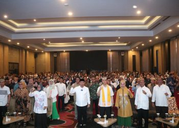 Bupati Hamim Pou didampingi Wakil Bupati, Merlan S. Uloli, Sekda Ishak Ntoma, Founder ESQ Training, Ary Ginanjar Agustian, Forkopimda Kabupaten Bone Bolango, dan Pimpinan OPD Kabupaten maupun Provinsi Gorontalo saat foto bersama dengan peserta Training Emotional Spiritual Quotient (ESQ) Character Building Pemerintah Kabupaten Bone Bolango yang digelar di Hotel Aston Gorontalo, Minggu (29/1/2023). (Foto Onal/Prokopim)