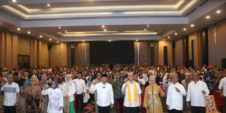 Bupati Hamim Pou didampingi Wakil Bupati, Merlan S. Uloli, Sekda Ishak Ntoma, Founder ESQ Training, Ary Ginanjar Agustian, Forkopimda Kabupaten Bone Bolango, dan Pimpinan OPD Kabupaten maupun Provinsi Gorontalo saat foto bersama dengan peserta Training Emotional Spiritual Quotient (ESQ) Character Building Pemerintah Kabupaten Bone Bolango yang digelar di Hotel Aston Gorontalo, Minggu (29/1/2023). (Foto Onal/Prokopim)