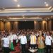 Bupati Hamim Pou didampingi Wakil Bupati, Merlan S. Uloli, Sekda Ishak Ntoma, Founder ESQ Training, Ary Ginanjar Agustian, Forkopimda Kabupaten Bone Bolango, dan Pimpinan OPD Kabupaten maupun Provinsi Gorontalo saat foto bersama dengan peserta Training Emotional Spiritual Quotient (ESQ) Character Building Pemerintah Kabupaten Bone Bolango yang digelar di Hotel Aston Gorontalo, Minggu (29/1/2023). (Foto Onal/Prokopim)