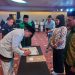 Ketua KPU Bone Bolango, Adnan Berahim saat menandatangani berita acara pengambilan sumpah dan pelantikan 495 PPS di Citymall Hotel Gorontalo, Selasa (24/1/2023). (Foto Indra/Gopos)