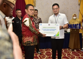 Kepala BPJS Ketenagakerjaan Cabang Gorontalo, Arif Budiman dan Penjabat Gubernur Gorontalo, Hamka Hendra Noer saat pendaftaran kepesertaan 2.372 Guru Tenaga Kependidikan dan Pegawai Tidak Tetap dilingkungan Pemerintah Provinsi. (Foto Istimewa)