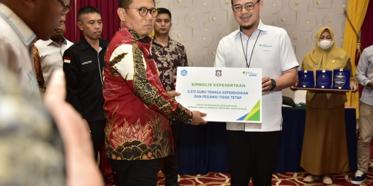 Kepala BPJS Ketenagakerjaan Cabang Gorontalo, Arif Budiman dan Penjabat Gubernur Gorontalo, Hamka Hendra Noer saat pendaftaran kepesertaan 2.372 Guru Tenaga Kependidikan dan Pegawai Tidak Tetap dilingkungan Pemerintah Provinsi. (Foto Istimewa)