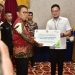 Kepala BPJS Ketenagakerjaan Cabang Gorontalo, Arif Budiman dan Penjabat Gubernur Gorontalo, Hamka Hendra Noer saat pendaftaran kepesertaan 2.372 Guru Tenaga Kependidikan dan Pegawai Tidak Tetap dilingkungan Pemerintah Provinsi. (Foto Istimewa)