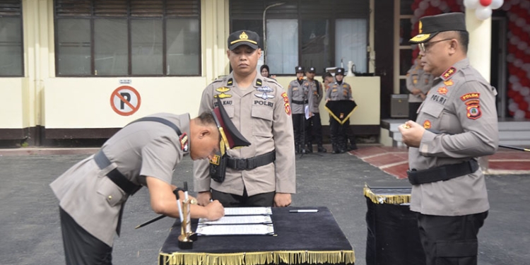 Kapolda Gorontalo, Irjen Pol Helmy Santika, melantik Kapolresta Gorontalo Kota, Kombes Pol Ade Permana, Kamis (5/1/2023). (Humas Polda Gorontalo)