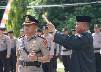 AKBP Muhammad Alli saat menjalani proses pengambilan sumpah menjadi Kapolres Bone Bolango yang dipimpin oleh Kapolda Gorontalo, Irjen Pol Helmy Santika di Halaman Mapolres Bone Bolango, Rabu (4/1/2023). (Foto Humas Polres Bone Bolango)