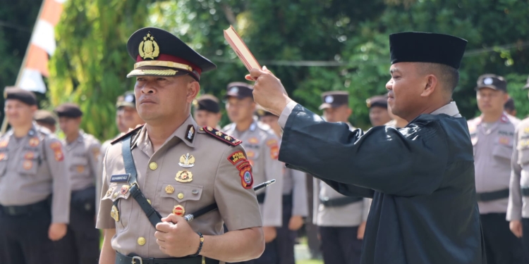 AKBP Muhammad Alli saat menjalani proses pengambilan sumpah menjadi Kapolres Bone Bolango yang dipimpin oleh Kapolda Gorontalo, Irjen Pol Helmy Santika di Halaman Mapolres Bone Bolango, Rabu (4/1/2023). (Foto Humas Polres Bone Bolango)