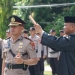 AKBP Muhammad Alli saat menjalani proses pengambilan sumpah menjadi Kapolres Bone Bolango yang dipimpin oleh Kapolda Gorontalo, Irjen Pol Helmy Santika di Halaman Mapolres Bone Bolango, Rabu (4/1/2023). (Foto Humas Polres Bone Bolango)
