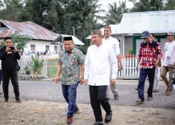 Ketua DPC Gerindra Pohuwato, Saipul Mbuinga, Didampingi Wakil Ketua DPC Gerindra Pohuwato, Abdul Rahman Murad (ARM), Saat Meresmikan Rumah Aspirasi,  di Desa Teratai, Kecamatan Marisa, Pohuwato, Jum'at 27/01/2023 (Istimewa)