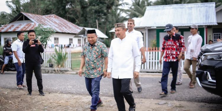 Ketua DPC Gerindra Pohuwato, Saipul Mbuinga, Didampingi Wakil Ketua DPC Gerindra Pohuwato, Abdul Rahman Murad (ARM), Saat Meresmikan Rumah Aspirasi,  di Desa Teratai, Kecamatan Marisa, Pohuwato, Jum'at 27/01/2023 (Istimewa)