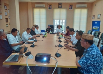 Wabup Merlan S. Uloli saat memimpin rapat Koordinasi dan Konsolidasi Penguatan Percepatan Kerjasama antara Koperasi Pemasaran Tindaho Bone Bolango dan PT Gorontalo Minerals di Ruang Rapat Bupati, Rabu (4/1/2023). (Foto Indra/Gopos)