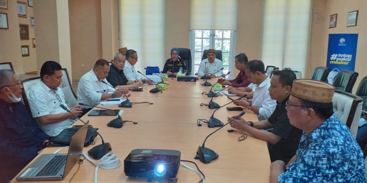 Wabup Merlan S. Uloli saat memimpin rapat Koordinasi dan Konsolidasi Penguatan Percepatan Kerjasama antara Koperasi Pemasaran Tindaho Bone Bolango dan PT Gorontalo Minerals di Ruang Rapat Bupati, Rabu (4/1/2023). (Foto Indra/Gopos)
