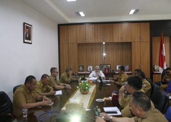 Wakil Bupati Bone Bolango, Merlan S. Uloli saat memimpin rapat penanggulangan kemiskinan bersama OPD terkait di Ruang Rapat Wakil Bupati, Selasa (3/1/2023). (Foto Yudi/Sespri Wabup)