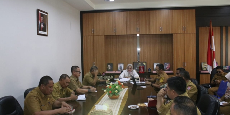 Wakil Bupati Bone Bolango, Merlan S. Uloli saat memimpin rapat penanggulangan kemiskinan bersama OPD terkait di Ruang Rapat Wakil Bupati, Selasa (3/1/2023). (Foto Yudi/Sespri Wabup)