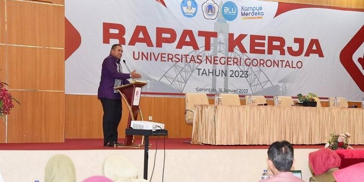 Rektor UNG, Eduart Wolok memberikan sambutan pada rapat kerja UNG tahun 2023 (Dok. UNG)