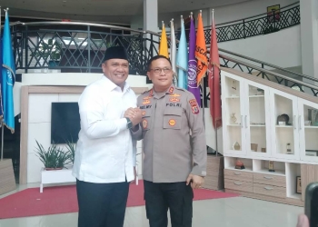 Rektor UNG, Eduart Wolok bersama Kapolda Gorontalo Irjen Pol. Helmy Santika (muhajir/gopos)