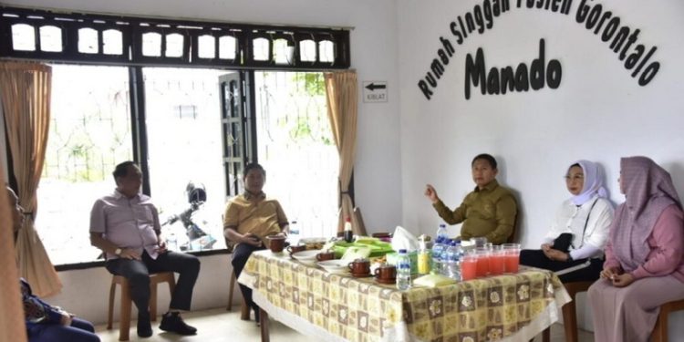 Penjabat Gubernur Gorontalo Hamka Hendra Noer meminta pasien dan keluarga yang berobat di Manado, Sulawesi Utara memanfaatkan rumah singgah yang disiapkan Pemerintqh Provinsi (Pemprov) Gorontalo. Rumah yang beralamat di Jalan Sea, Kelurahan Malalayang, Kota Manado itu ditinjau Penjagub Hamka, Sabtu (7/1/2023).