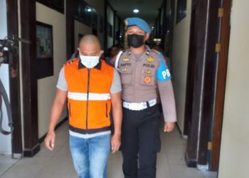 Tersangka kasus korupsi dana KUR BRI Unit Bonepantai saat digelandang dari ruang tahanan menuju tempat press conference. (Foto Indra/Gopos)