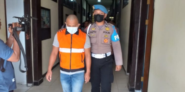Tersangka kasus korupsi dana KUR BRI Unit Bonepantai saat digelandang dari ruang tahanan menuju tempat press conference. (Foto Indra/Gopos)