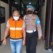 Tersangka kasus korupsi dana KUR BRI Unit Bonepantai saat digelandang dari ruang tahanan menuju tempat press conference. (Foto Indra/Gopos)