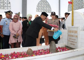 : Penjagub Gorontalo, Hamka Hendra Noer saat melakukan proses tabur bunga di Makam Pahlawan Nasional Nani Wartabone pada Peringatan Hari Patriotik 23 Januari, Senin (23/1/2023). (Foto Wahyudin Kadir)