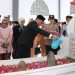 : Penjagub Gorontalo, Hamka Hendra Noer saat melakukan proses tabur bunga di Makam Pahlawan Nasional Nani Wartabone pada Peringatan Hari Patriotik 23 Januari, Senin (23/1/2023). (Foto Wahyudin Kadir)