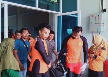 Petugas Basarnas melakukan evakuasi terhadap jasad korban yang tenggelam di kawasan Pohon Cinta Gorontalo