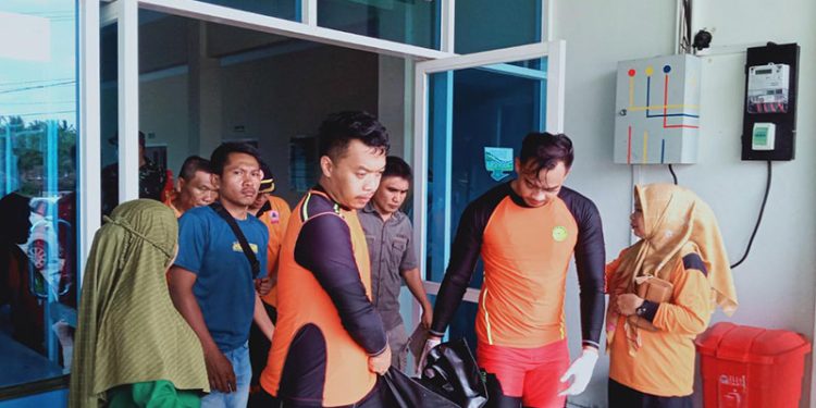 Petugas Basarnas melakukan evakuasi terhadap jasad korban yang tenggelam di kawasan Pohon Cinta Gorontalo
