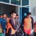 Petugas Basarnas melakukan evakuasi terhadap jasad korban yang tenggelam di kawasan Pohon Cinta Gorontalo