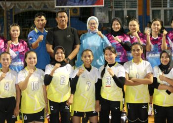 Wabup Merlan S. Uloli didampingi Asisten I Aznan Nadjamudin dan Staf Ahli Bupati Safri Puili saat membuka Tournament Volly Ball Merdeka Cup Antar Club se Provinsi Gorontalo yang dilaksanakan di Lapangan Oginawa Kecamatan Suwawa, Rabu (18/1/2023) malam. (F. Yudi/Sespri Wabup)