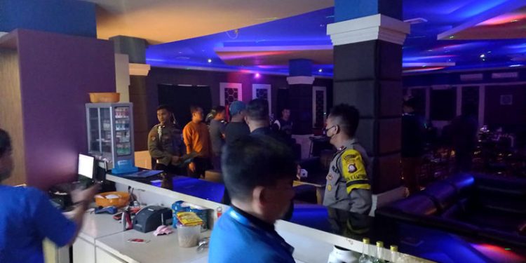Pelaksanaan razia di cafe di Jl. Jaksa Agung Suprapto oleh Polresta Gorontalo Kota