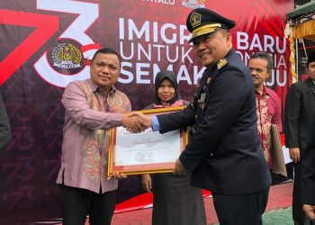 Wakil Bupati Gorontalo, Hendra S Hemeto saat menerima penghargaan Bupati Gorontalo di Hari Bakti Imigrasi ke 73 di Kantor Imigrasi Provinsi Gorontalo, Kamis 26/01/2023 (Dela/Gopos)
