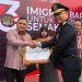 Wakil Bupati Gorontalo, Hendra S Hemeto saat menerima penghargaan Bupati Gorontalo di Hari Bakti Imigrasi ke 73 di Kantor Imigrasi Provinsi Gorontalo, Kamis 26/01/2023 (Dela/Gopos)