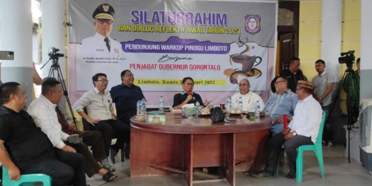 enjabat Gubernur saat berdiskusi bersama masyarakat warung kopi Pinogu, Limboto, Kabupaten Gorontalo, Kamis (5/1/2023). (Foto : Roman)