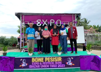 Launching dan pameran produk UMKM binaan mahasiswa KKN MBKM Prodi Statistika UNG pada kegiatan Bone Pesisir Expo dan Bazar UMKM yang dilaksanakan di Kompleks Kantor Desa Tihu, Jumat (6/1/2023). (Foto Istimewa)