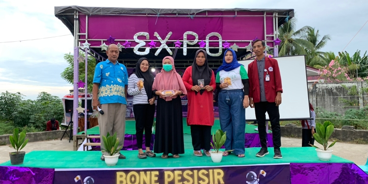 Launching dan pameran produk UMKM binaan mahasiswa KKN MBKM Prodi Statistika UNG pada kegiatan Bone Pesisir Expo dan Bazar UMKM yang dilaksanakan di Kompleks Kantor Desa Tihu, Jumat (6/1/2023). (Foto Istimewa)