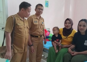 Tim dari Dinas Kesehatan Provinsi Gorontalo mendampingi penderita stunting yang dirujuk dari Desa Ibarat Kabupaten Gorontalo Utara. (Foto: Dok)