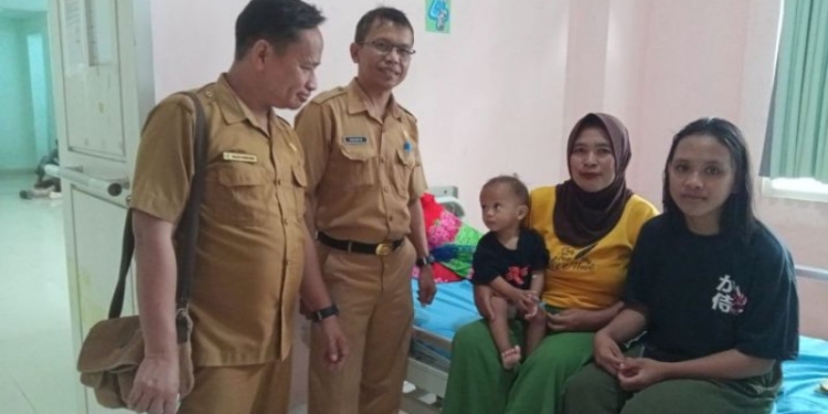 Tim dari Dinas Kesehatan Provinsi Gorontalo mendampingi penderita stunting yang dirujuk dari Desa Ibarat Kabupaten Gorontalo Utara. (Foto: Dok)