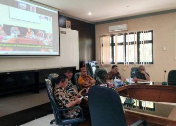 Sekertaris Daerah Kabupaten Gorontalo, Roni Sampir mengikuti dialog "Pro Aspirasi" dengan Topik "Pemutusan Kontrak Proyek PEN, Apa Dampak Hukumnya". di Ruang Upango, Badan Keuangan, Kabupaten Gorontalo, Selasa (17/1/2023). (Foto: Putra/Gopos)