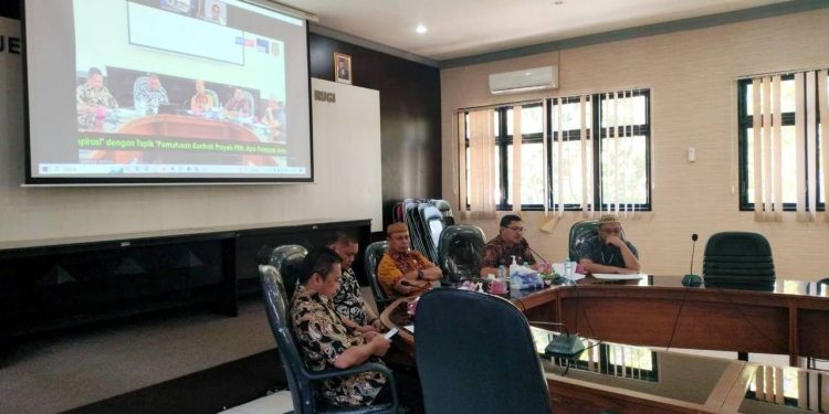 Sekertaris Daerah Kabupaten Gorontalo, Roni Sampir mengikuti dialog "Pro Aspirasi" dengan Topik "Pemutusan Kontrak Proyek PEN, Apa Dampak Hukumnya". di Ruang Upango, Badan Keuangan, Kabupaten Gorontalo, Selasa (17/1/2023). (Foto: Putra/Gopos)