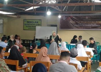 Komisionar KPU Provinsi Gorontalo, Selvi Katili memberikan sosialisasi fasilitasi pendidikan pemilih di Yayasan Putra Mandiri di Desa Tenggela, Kecamatan Tilango, Kabupaten Gorontalo, Rabu (18/1/2023) (muhajir/gopos)