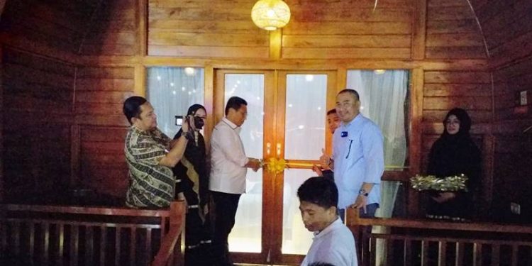 Penjabat Gubernur Gorontalo, Hamka Hendra Noer didampingi Bupati Bone Bolango, Hamim Pou saat pengguntingan pita pada Grand Openning Celebration Shava Beach Resort, Jumat (20/1/2023). (Foto Indra/Gopos)