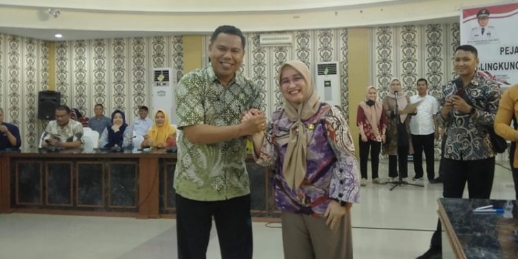 Pejabat Sekwan Lama, Yolanda Rahman berpose bersama pejabat Sekwan baru Sudarman Samad usai serah terima jabatan, Jumat (20/1/2023) (muhajir/gopos)